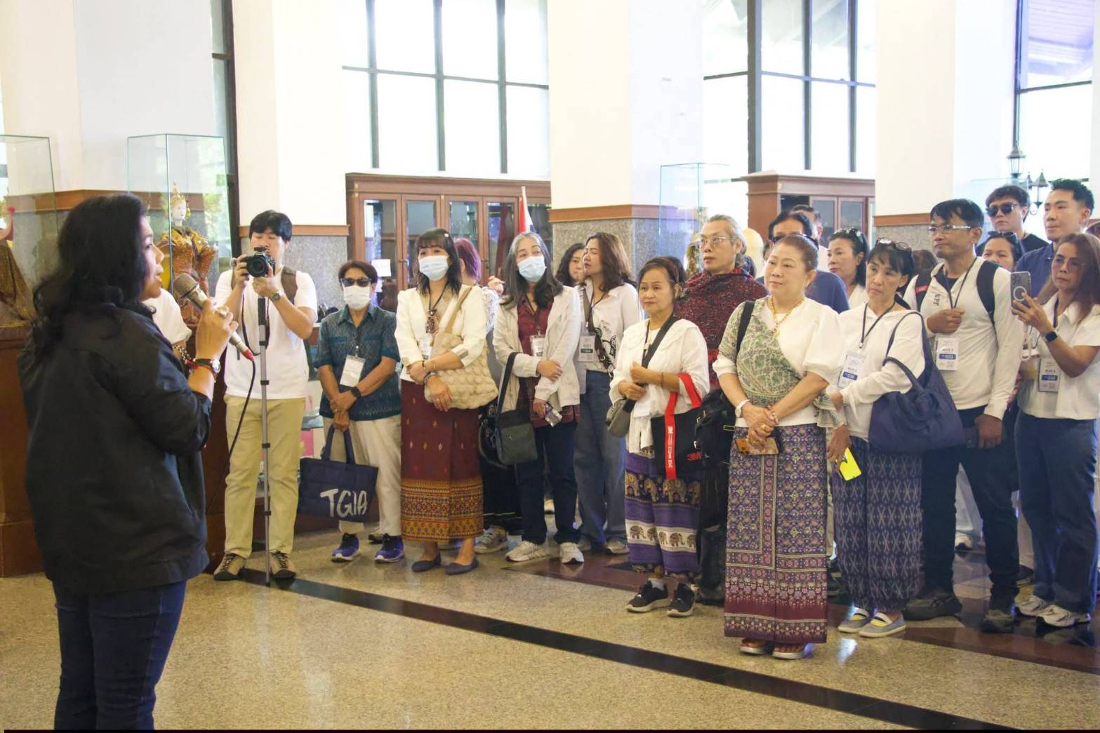 title - ผอ.ศพส. ห้การต้อนรับ คณะผู้บริหาร พนักงาน และสื่อมวลชน จาก บริษัท ทิพยประกันภัย จำกัด (มหาชน) พร้อมนำคณะเข้าเยี่ยมชมนิทรรศการสืบสาน สายธาร สร้างงาน หัตถศิลป์ ณ ศูนย์ส่งเสริมและพัฒนาอาชีพเสริมนอกภาคการเกษตร (ศูนย์ศิลปาชีพ บางไทรฯ (เดิม)) 